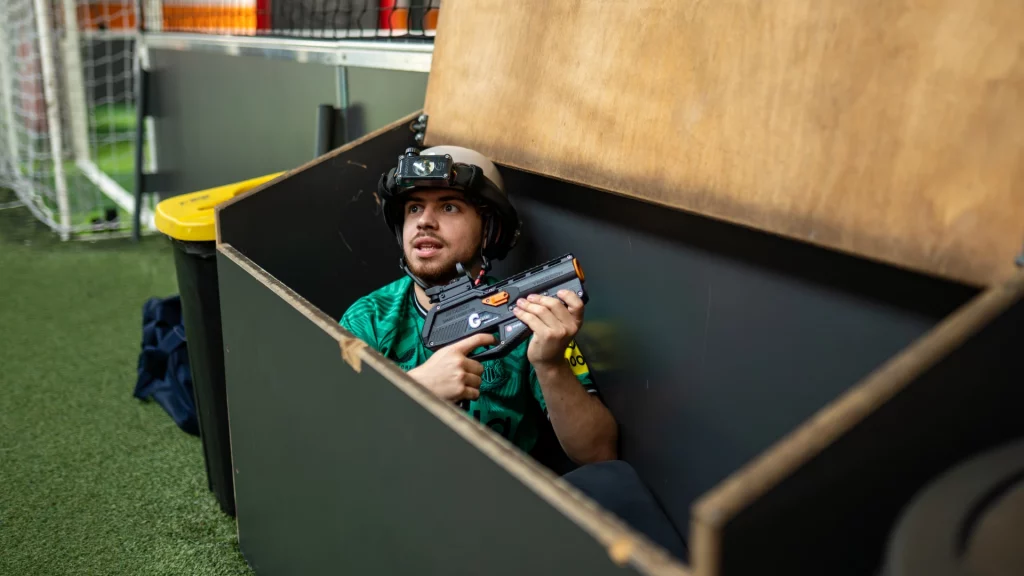 Joueur de Laser Game caché dans un box en bois
