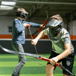 Enfants qui s'amusent sur l'activité Archery Tag en intérieur