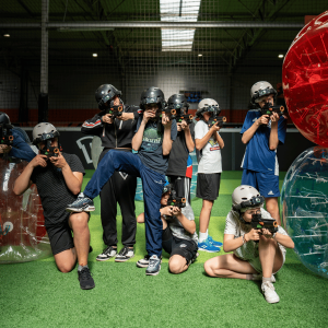 Groupe d'enfants jouant au laser game en intérieur