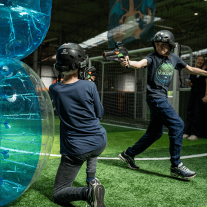 Deux enfants jouant au laser game en intérieur pour un anniversaire